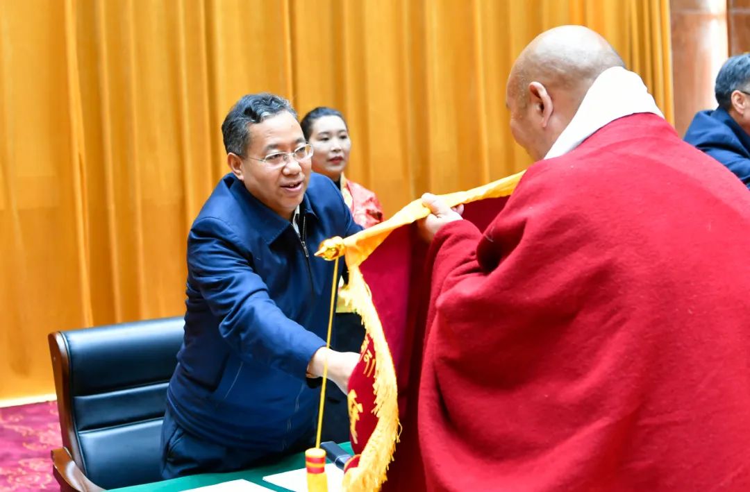 市委常委,统战部部长泽仁俊美汇报全市"遵行四条标准,争做先进僧尼"